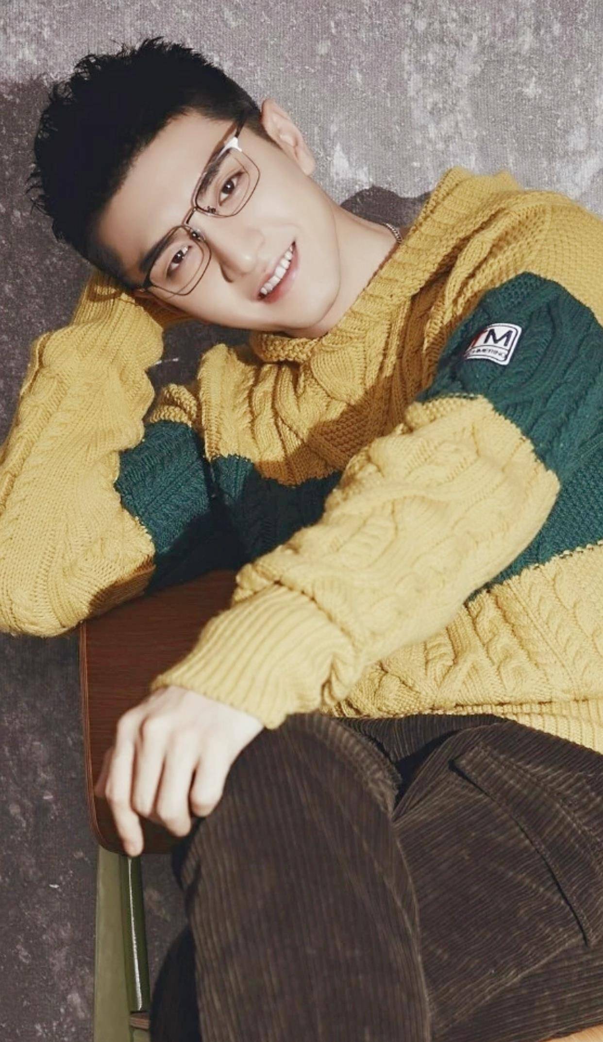 男生穿粉色被吐槽"娘炮"?瞧瞧金瀚的粉色搭配,典型的花美男!_皮衣_黑