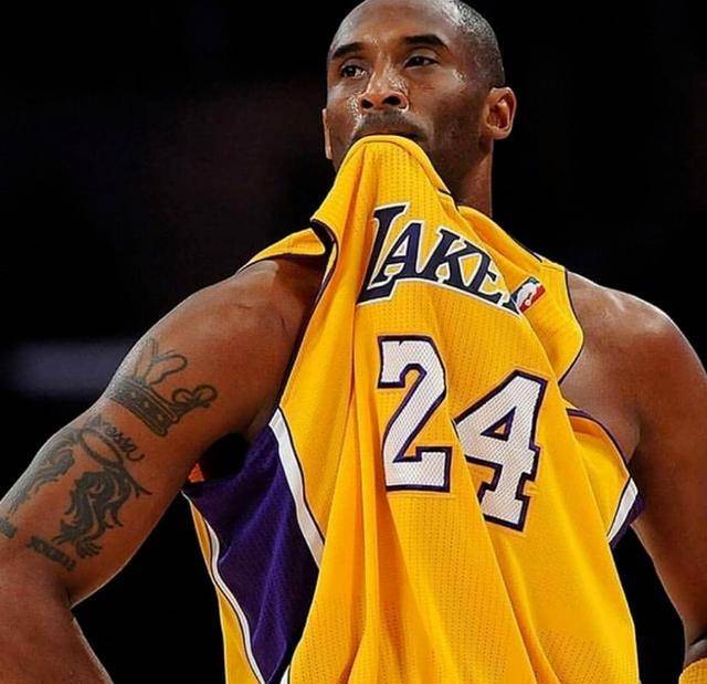 科比纪念雕像上的拼写错误引发球迷不满_湖人队_遗产_态度