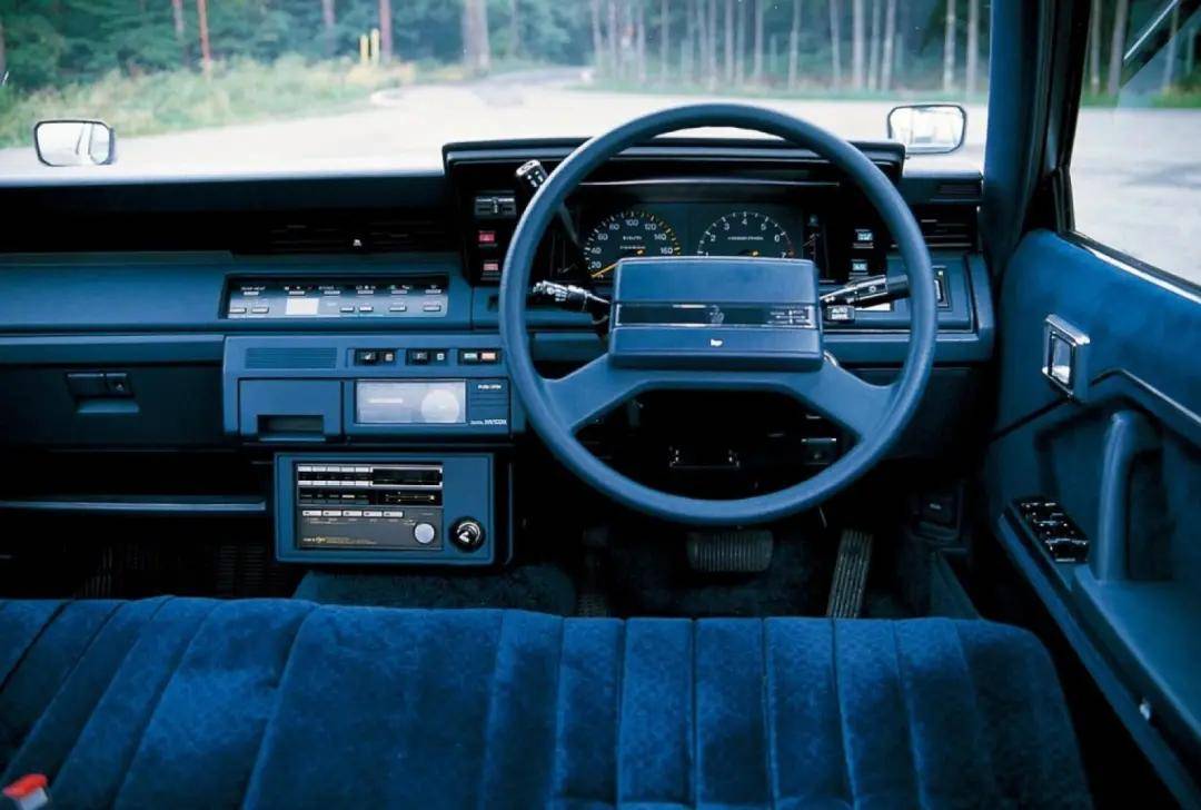 发动机的四门轿车,型号为ms122,配置则多为super saloon(超豪华)级别