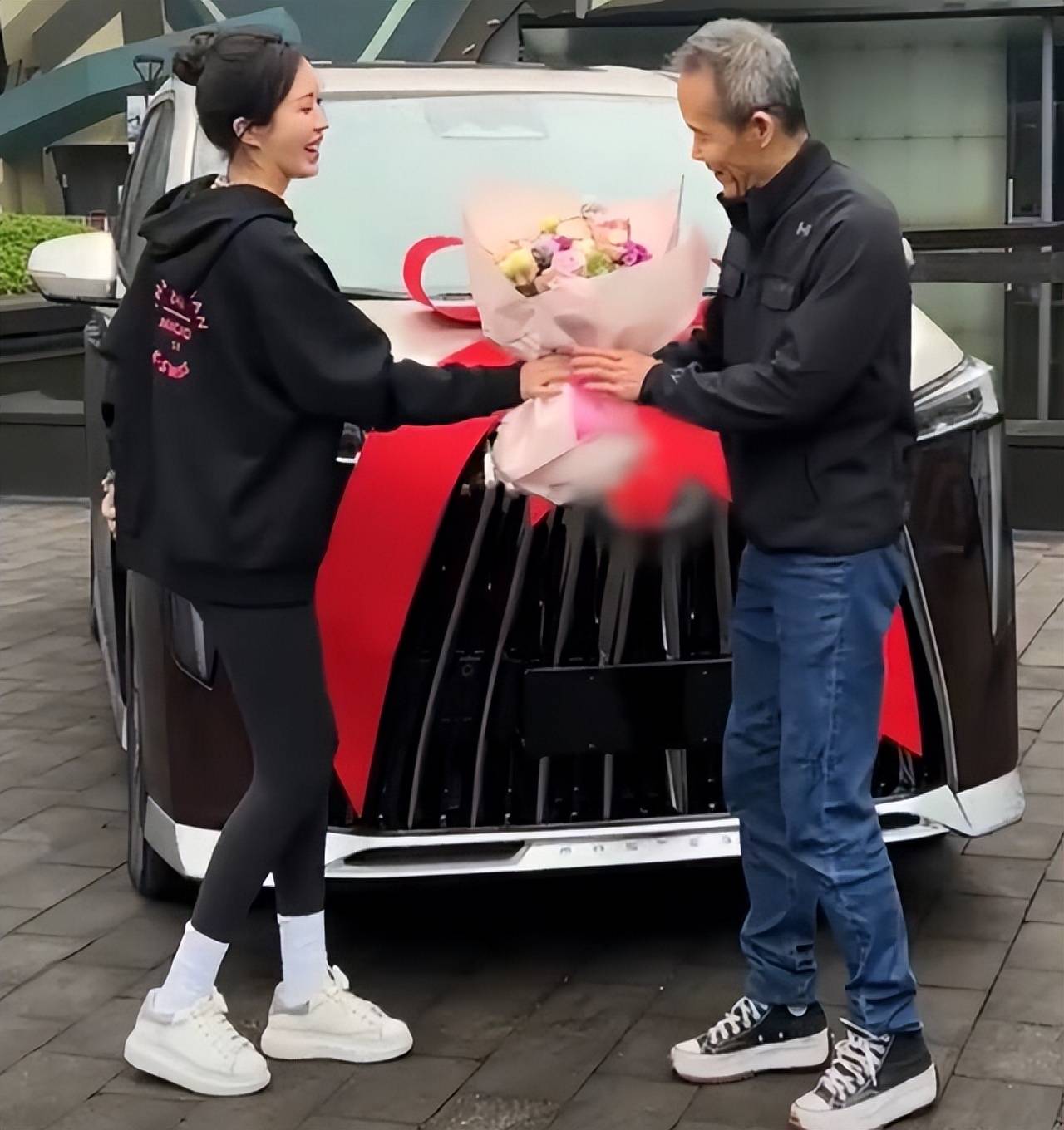 王石夫妇庆结婚纪念日田朴珺送40万国产豪车烛光晚餐吃红烧肉