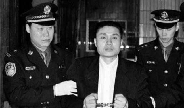 原创湖南第一悍匪张君靠抢劫为生立帅气多金人设哄骗女子为他卖命