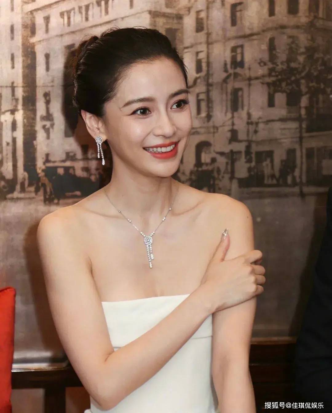 原创angelababy香港活动与任达华妻子合影连换两套高定晚宴生图太美