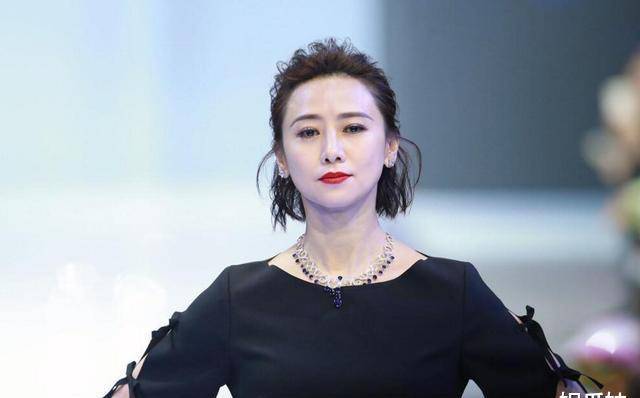 55岁翁虹商演现身身材臃肿当年的时尚片女主角真的不再年轻
