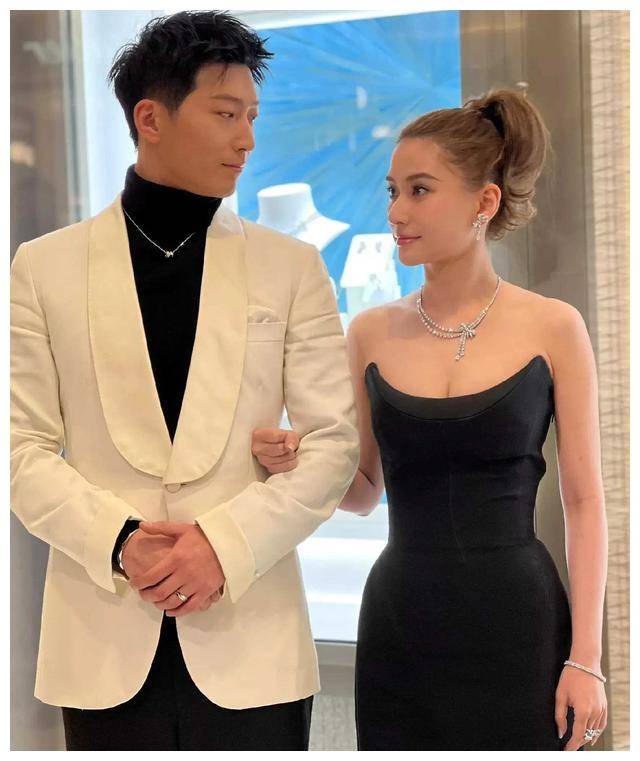 何超莲窦骁抵杭州,男方白西装似新郎,夫妻同框迷人亮相_爱情_活动