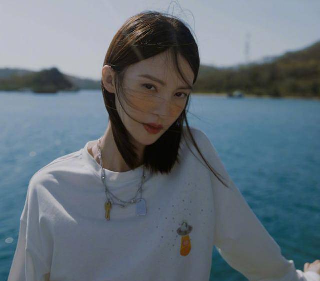 原创金晨晒挑战晒伤妆28岁气质出众身材好初恋脸却被吐槽有心机