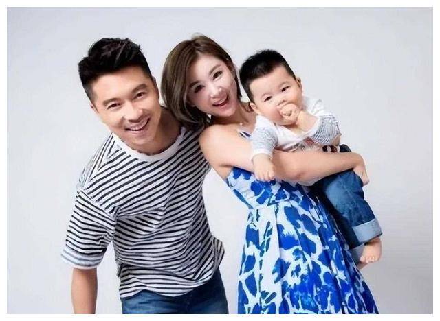 李小萌秀泳装全家福,与神似王雷的两儿子左拥右抱!