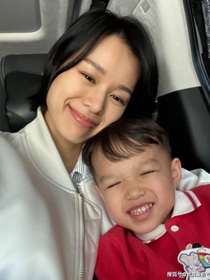 原创胡杏儿白色情人节晒全家福三个儿子长成一张脸一家五口超幸福
