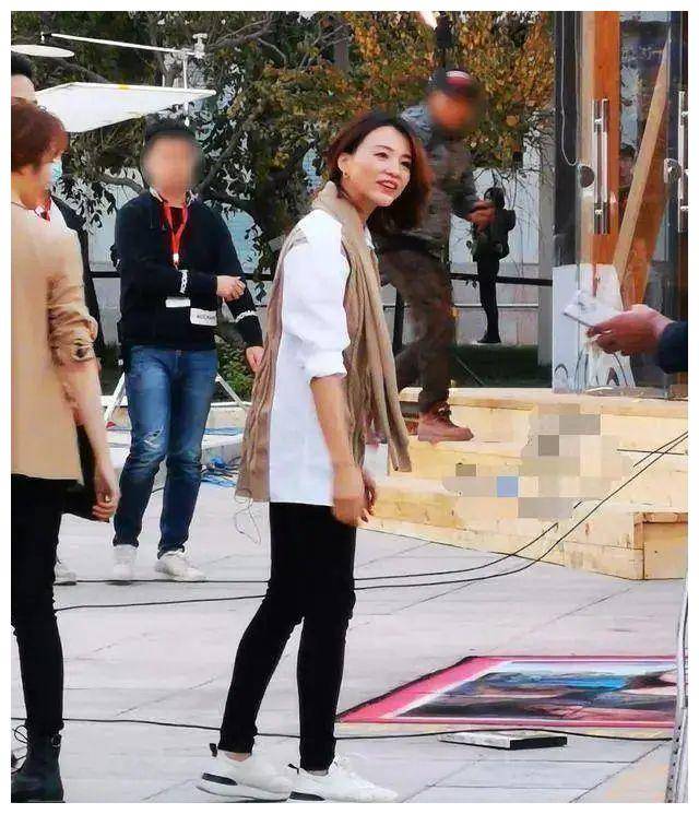 原创董卿惊艳亮相素颜老得惊人头发凌乱气质全无