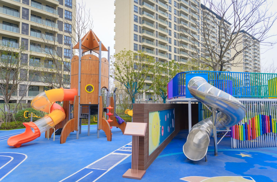 小区内,儿童乐园已经严阵以待,滑滑梯,摇摇椅等共同构成了极其宽阔的