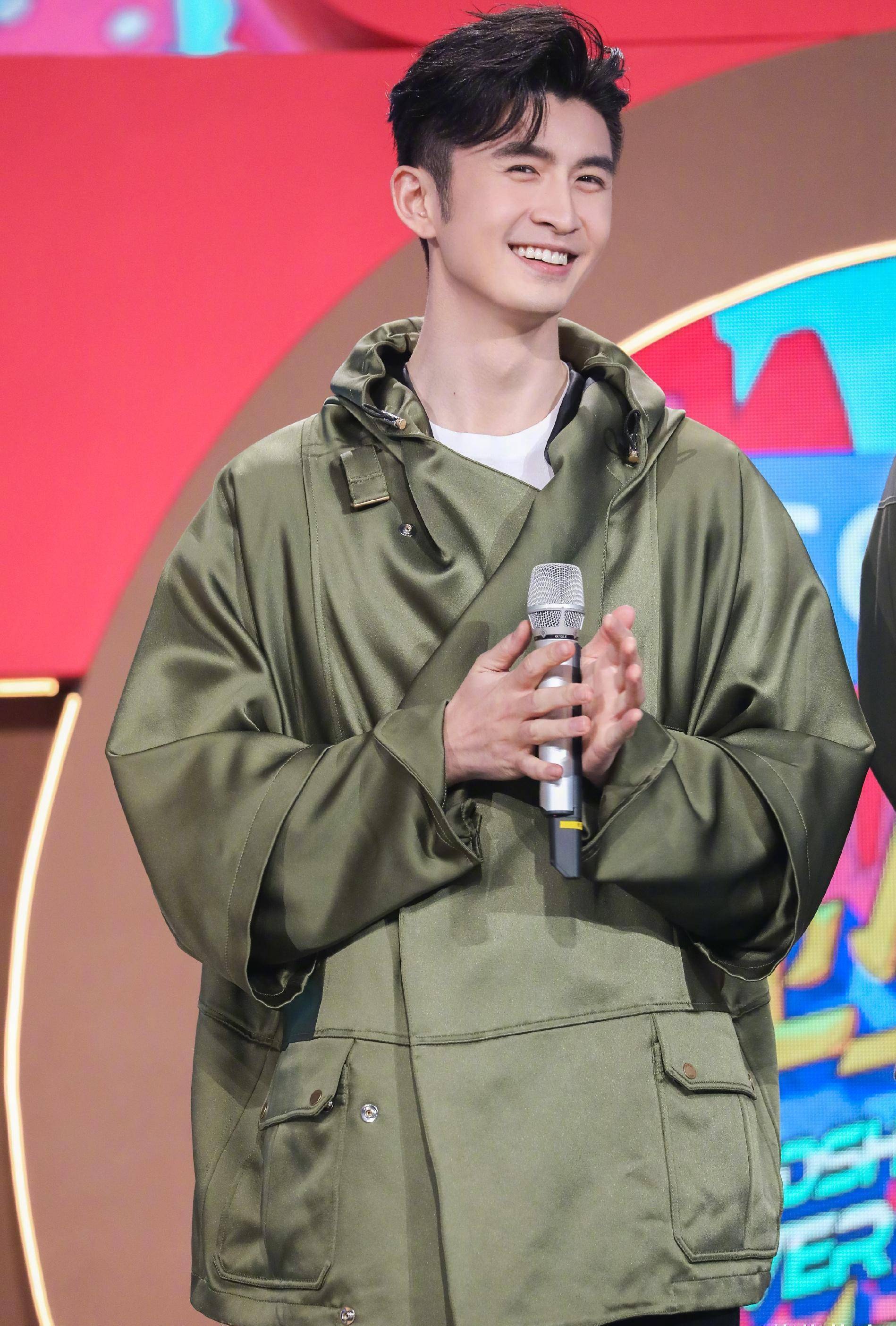 原创张云龙再现霸总穿搭卫衣配皮衣毫无违和感学生党照着穿也很帅