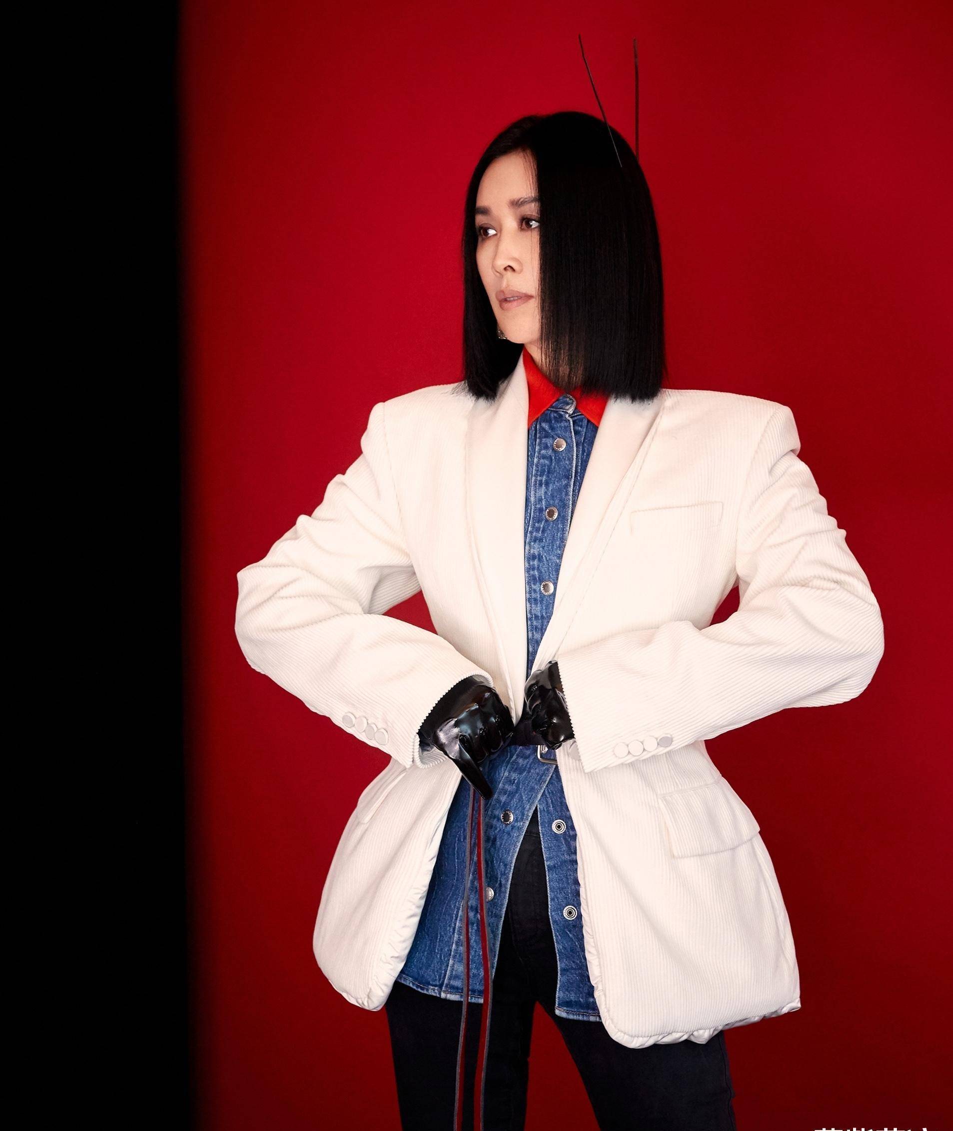 原创那英紧跟穿搭潮流尝试男友风和下衣失踪时尚又不失英气