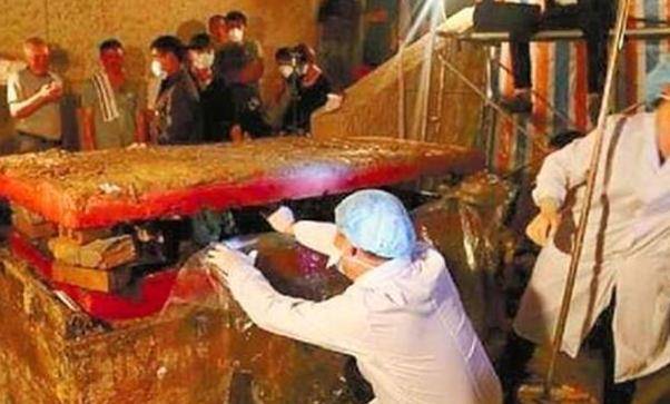 原创清代女子难产昏厥误认已死封棺安葬200年后棺内景象很凄惨