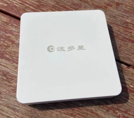 这款电视机顶盒搭载瑞芯微芯片,内存强大,拥有32g存储和2g缓存.