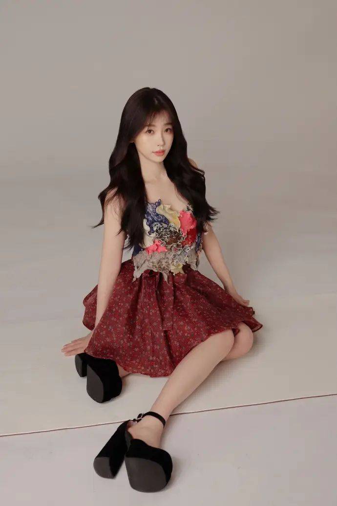 原创虞书欣穿拼接碎花连衣裙阳光明媚日系少女感十足