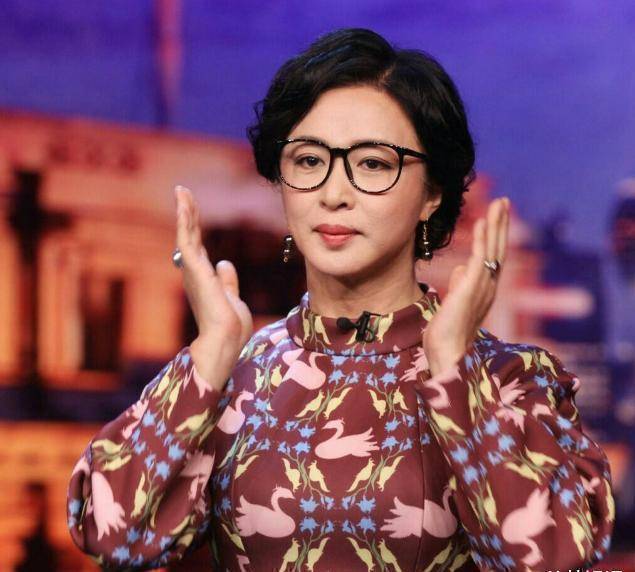 上节目做导师,狂怼选手装逼格,后被解除合约,今无人识_柯以敏_网友