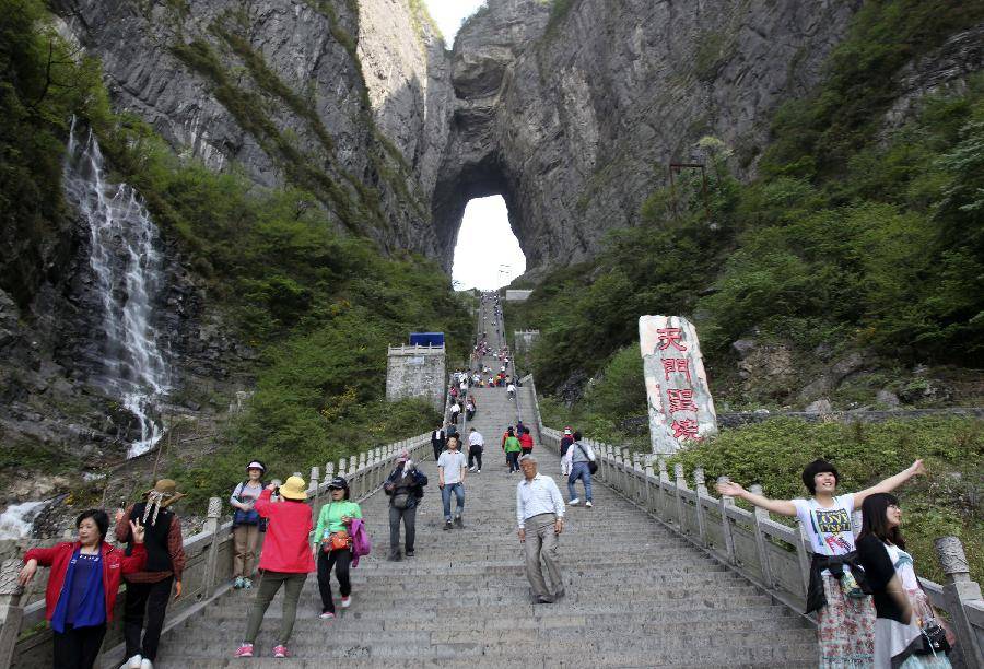 水绕四门-金鞭溪-凤凰古城d4:苗寨-芙蓉镇-张家界d5:土司城-天门山