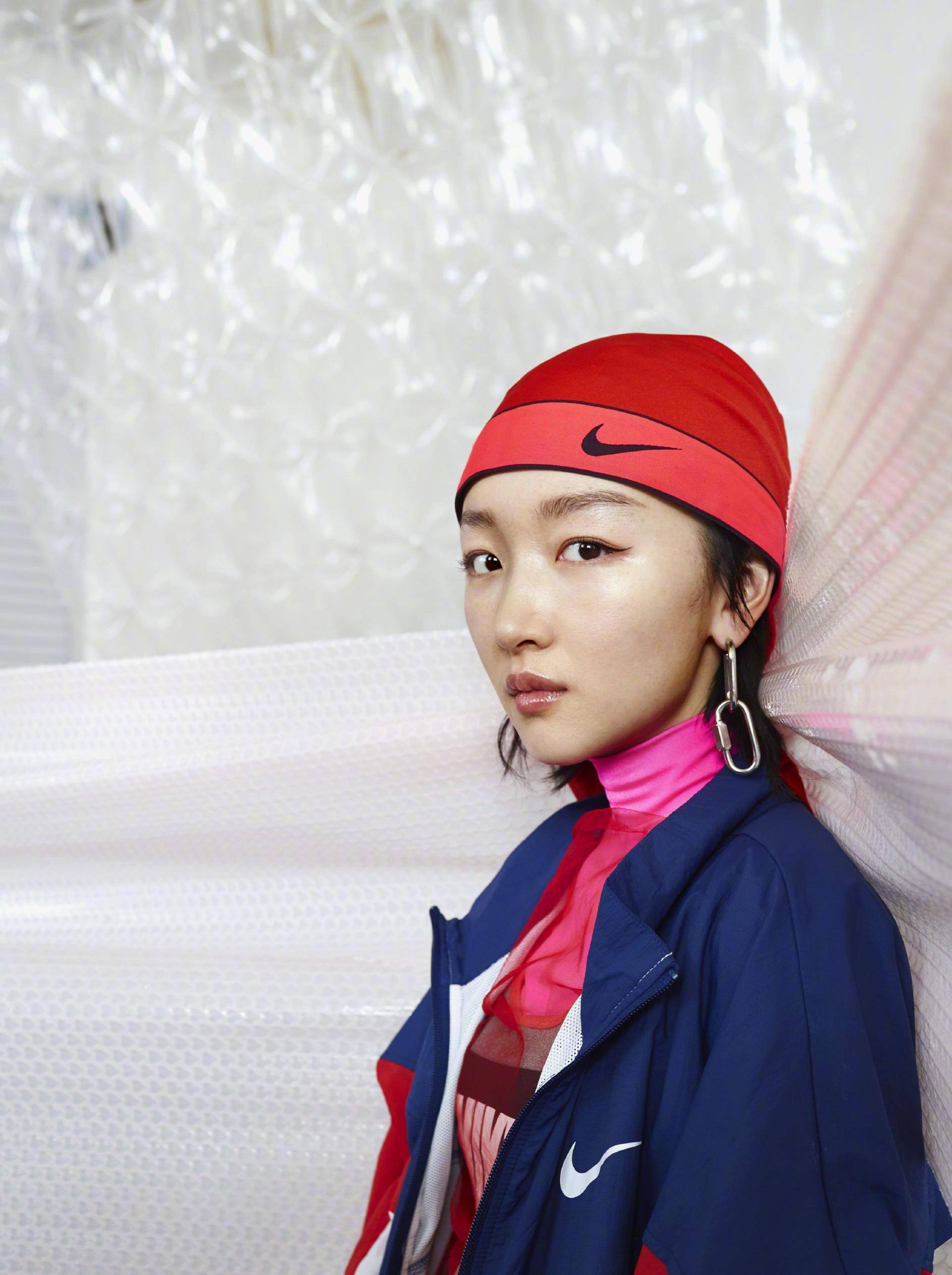 周冬雨女生男相戴上帽子缺点太明显但身体柔软居然能下一字马