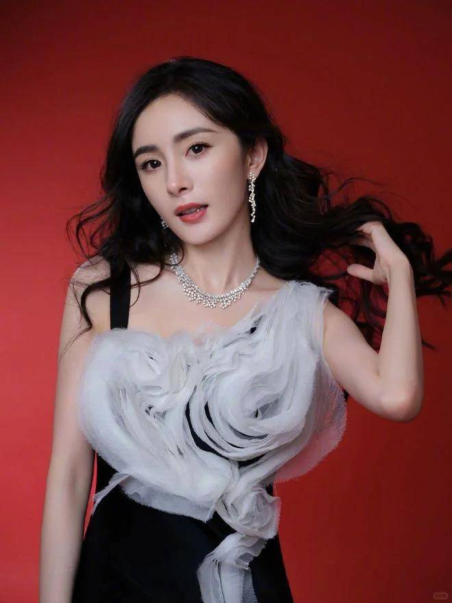 杨幂w盛典造型惊艳全场时尚与气场并存不输00后小花