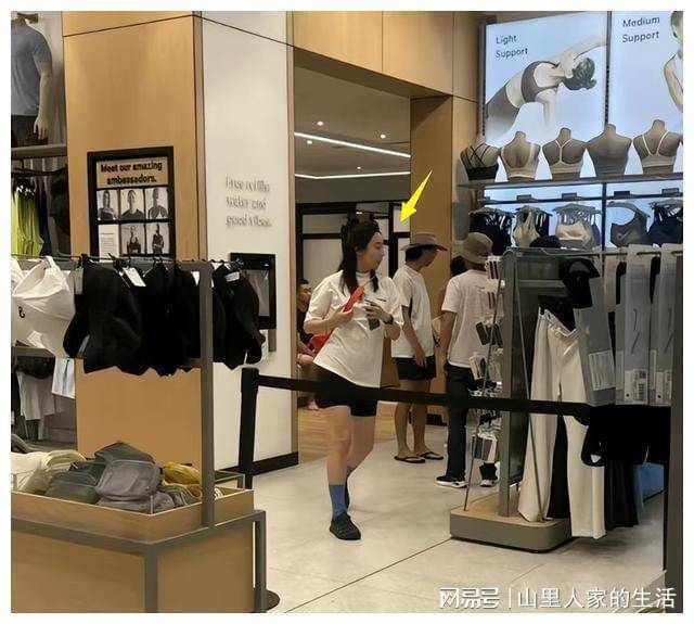 辛柏青一家3口澳洲被偶遇,妻子朱媛媛好漂亮,16岁女儿很高挑_生活