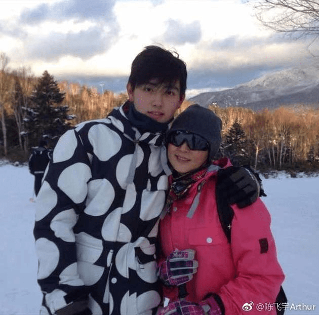 原创陈红底子够好跟儿子陈飞宇同框似姐弟穿蓬蓬短裙嫩成老少女