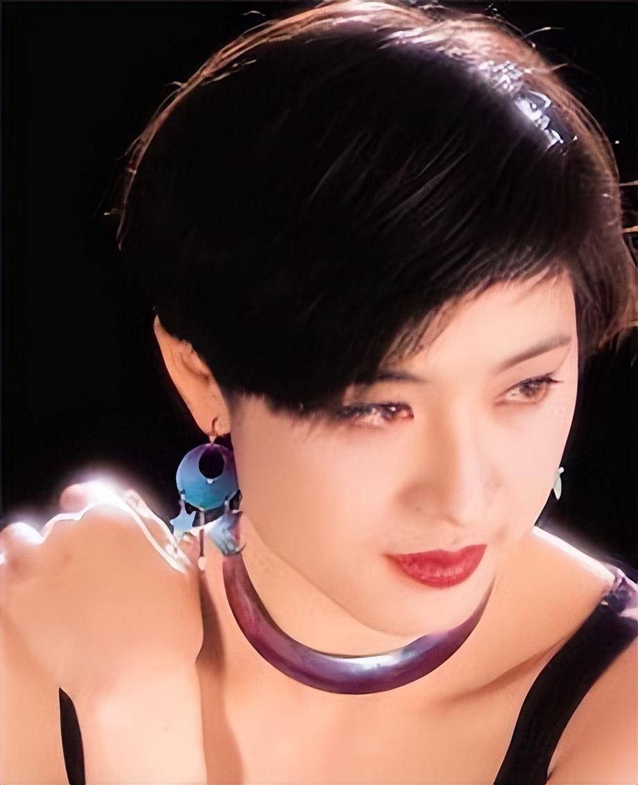 "天生不上镜"的8位女明星,真人个个又瘦又美,比照片漂亮10倍_关之琳