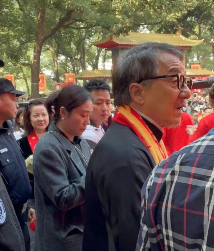 70岁成龙出席活动老太多头发胡子全白了几天前好友刚去世