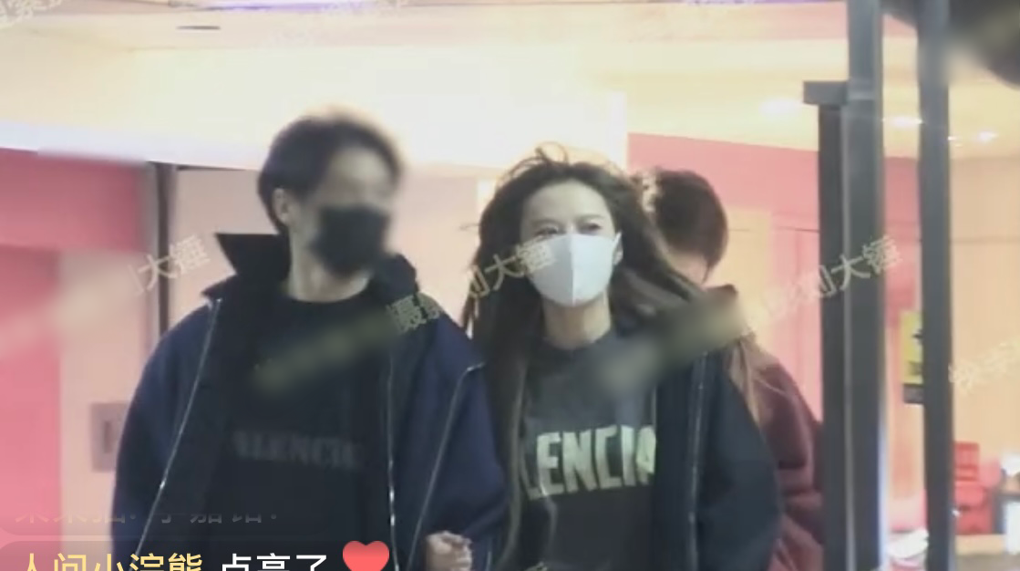 李金铭男友身形高大帅气,疑是圈外素人.