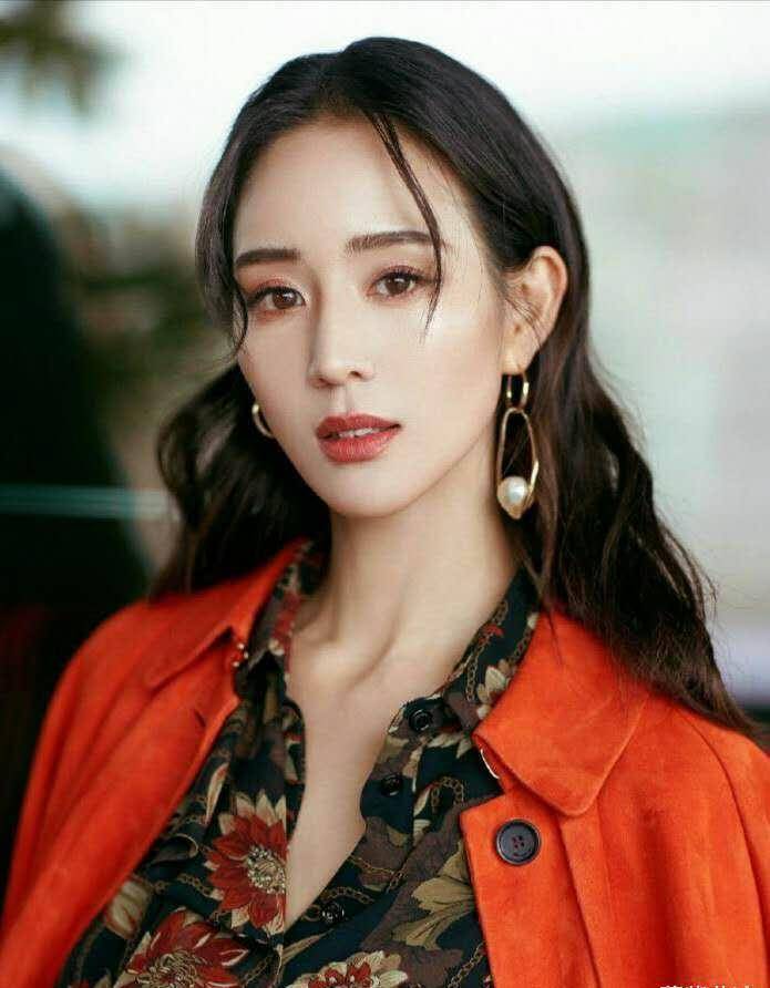 张钧甯短发神似蒋雯丽但穿黑白格外套像没脖子拍照角度太重要