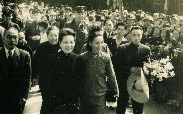 后来一次事变,蒋介石遭遇大劫难,宋美龄为救丈夫不得不向姐姐宋庆龄服