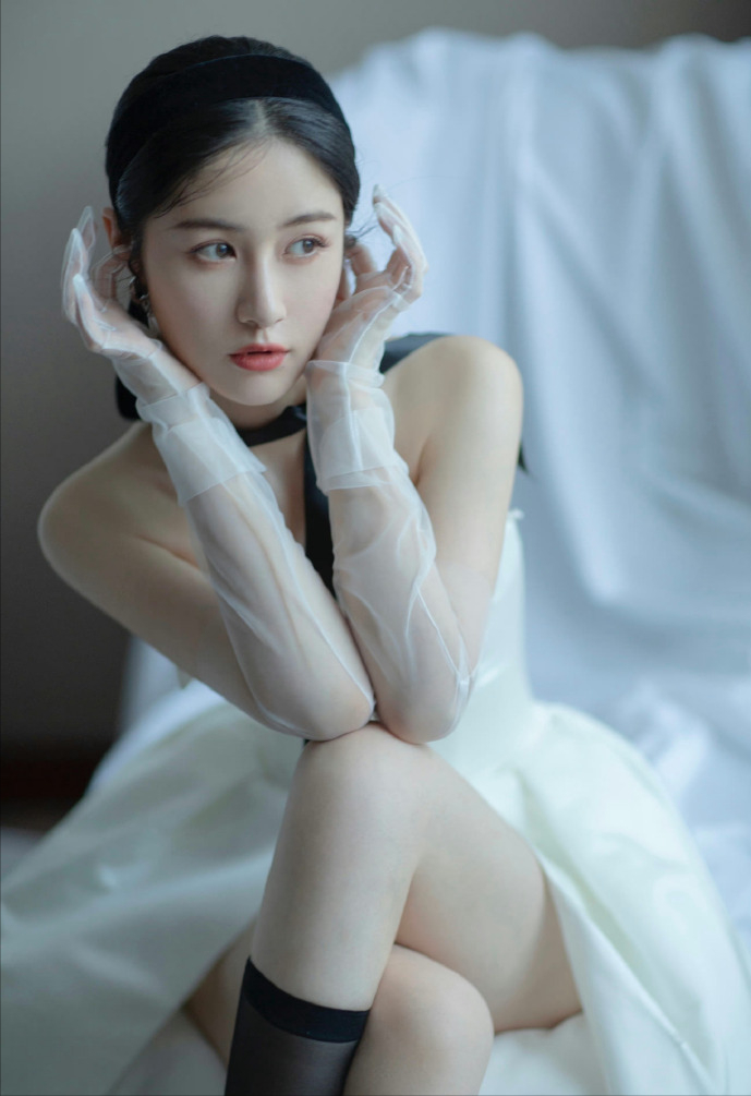 梁田:一袭抹胸纱裙,层层轻纱浪漫唯美,邻家女孩的既视感_照片_演艺