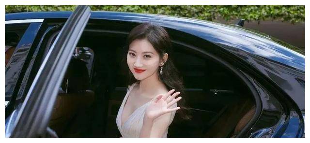 自出道以来,景甜就不断挑战自我,选择了多样化的角色.