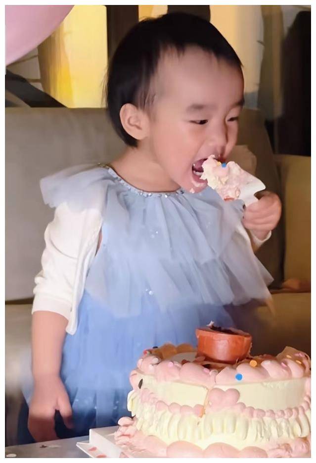 李亚鹏的女儿夏夏穿上公主裙,软萌可爱,和爸爸越长越像.