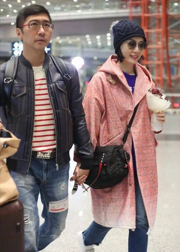 陈数开直播变柜姐浓妆脸也很是沧桑打扮再知性也老了啊