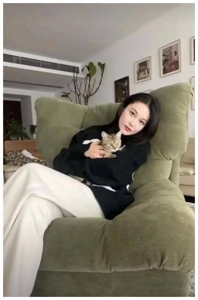 张馨予36岁宅家晒别墅,神秘军官老公抱猫,超可爱恩爱镜头吸睛_生活