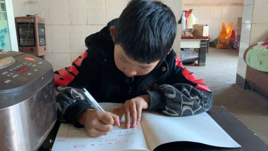 原创夫妻生了3个孩子原本生活得和和美美却被一场车祸毁了