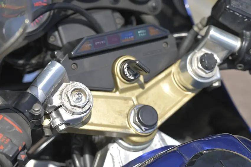 试驾测评绝版的本田二冲程三缸ns400r摩托车_搜狐汽车_搜狐网