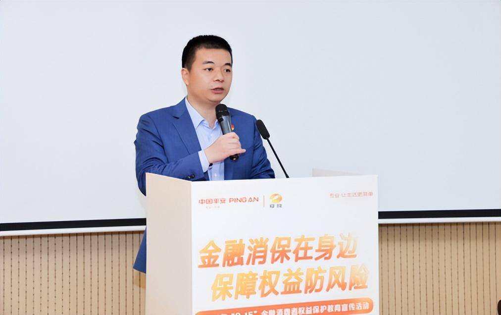 平安人寿湖南分公司党委书记总经理陈宏有参与此次教育宣传进社区