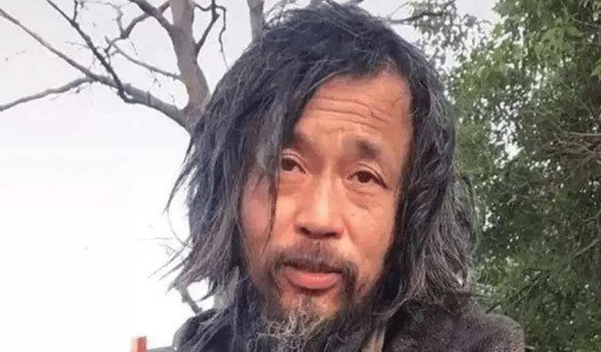 流浪汉一夜变存款100万的国学大师爆红之后他现状怎样