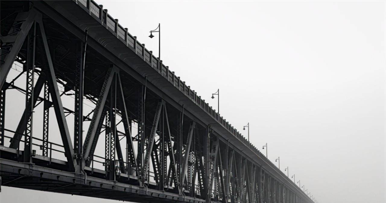 茅以升的钱塘江大桥,不放对炸药位置都炸不倒,超期32年仍在使用