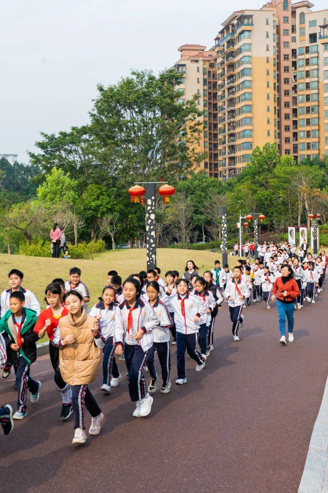 东莞南城这所学校,把大课间"搬到"公园里啦!_活动_防控_阳光