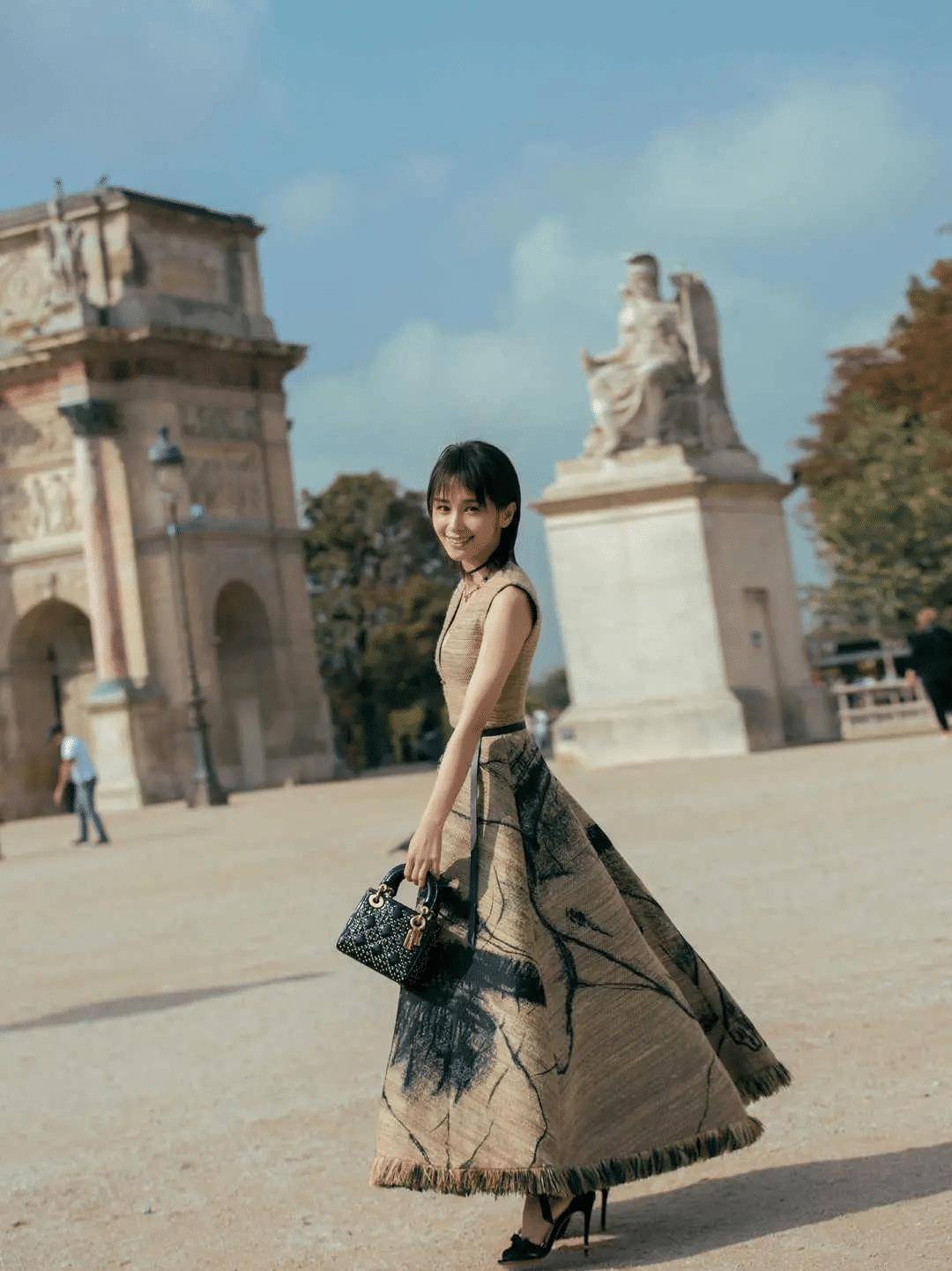 王子文个子小但身材比例匀称穿深v连衣裙度假真不止1米5