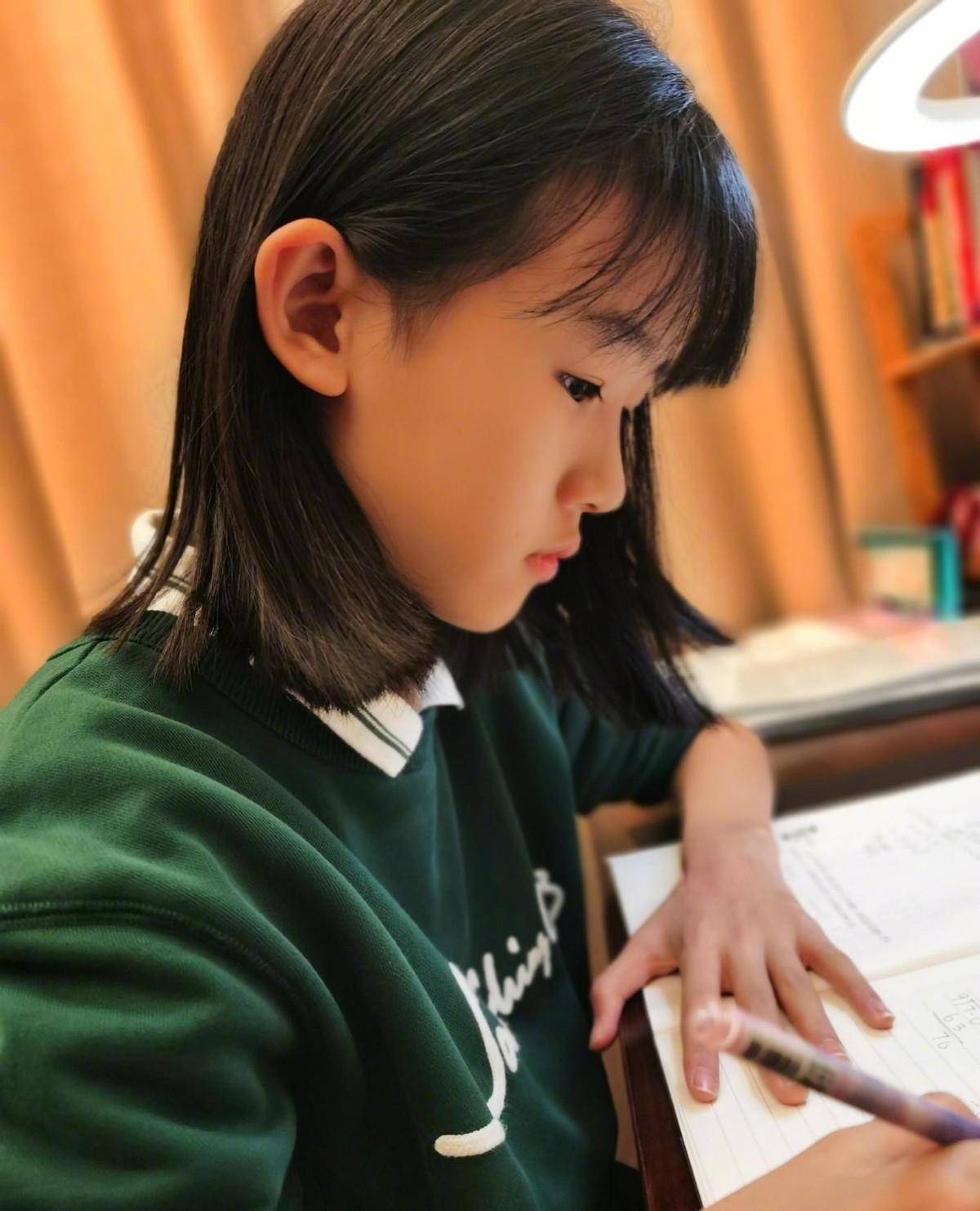 原创陆毅晒照为大女儿庆生长大了的贝儿更美了和爸爸长得真像