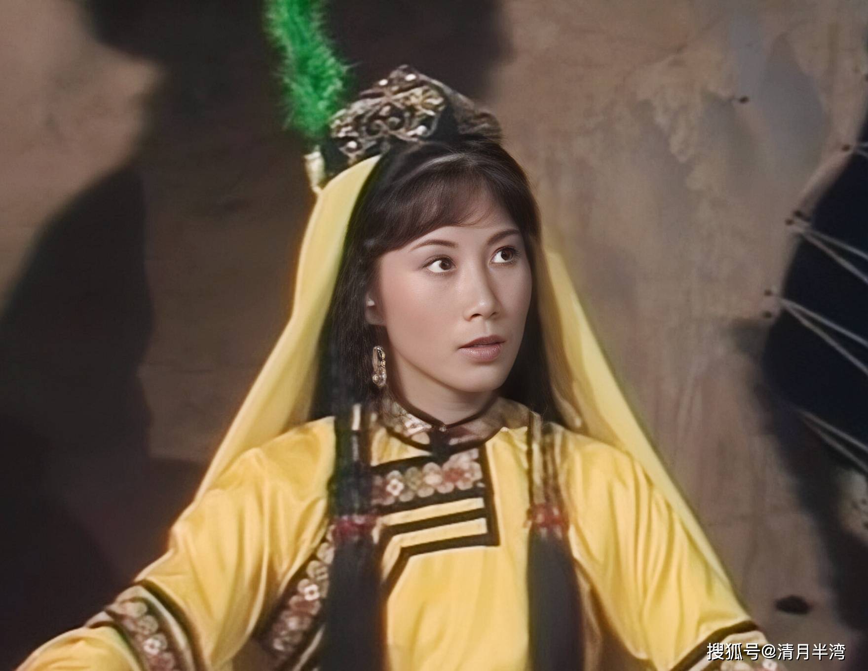 作为tvb演员队伍里的常青树,汪明荃留下的经典角色甚多,"翠羽黄衫"