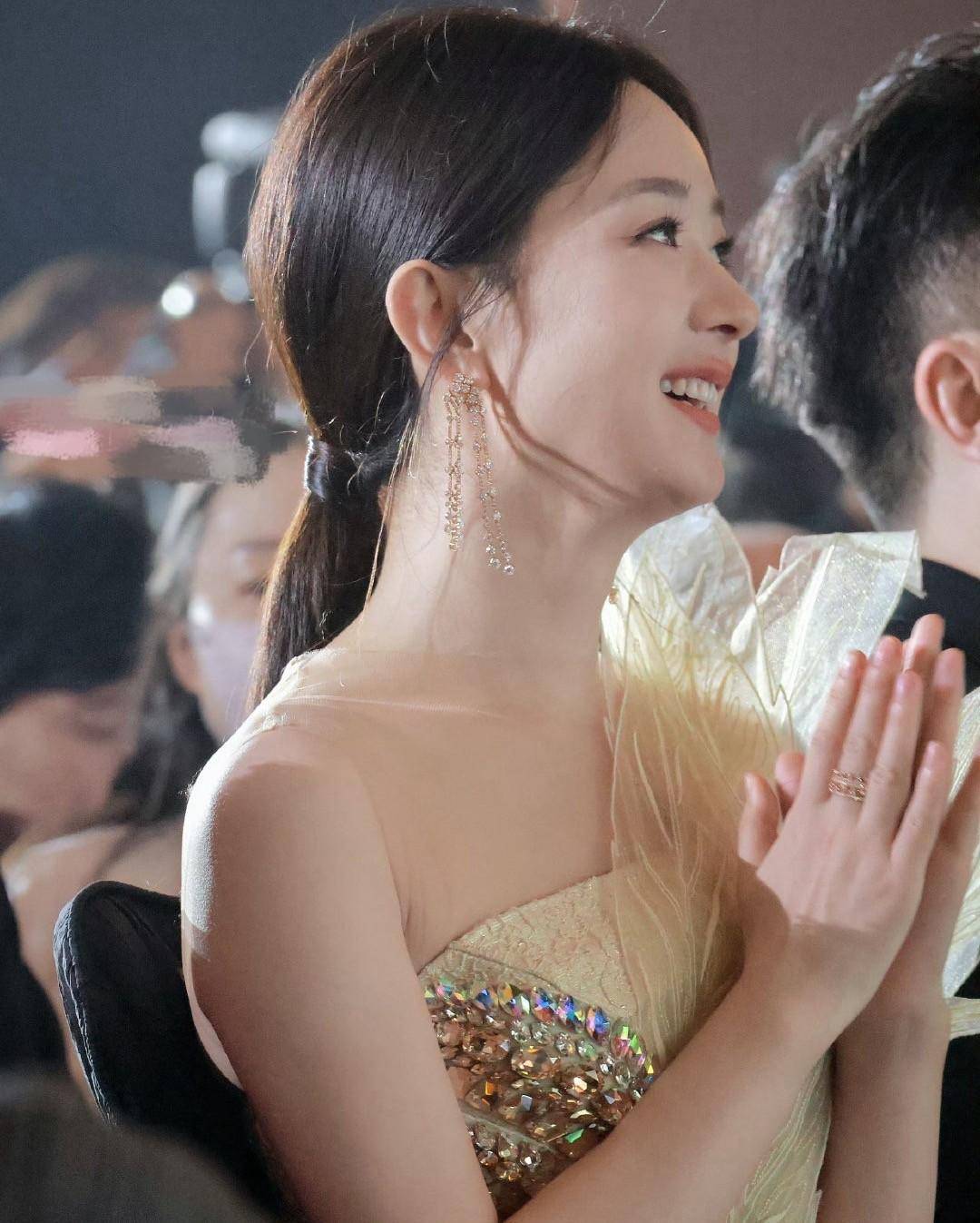 柳叶眉樱桃嘴生图女星还得看36岁赵丽颖珠圆玉润尽显东方美