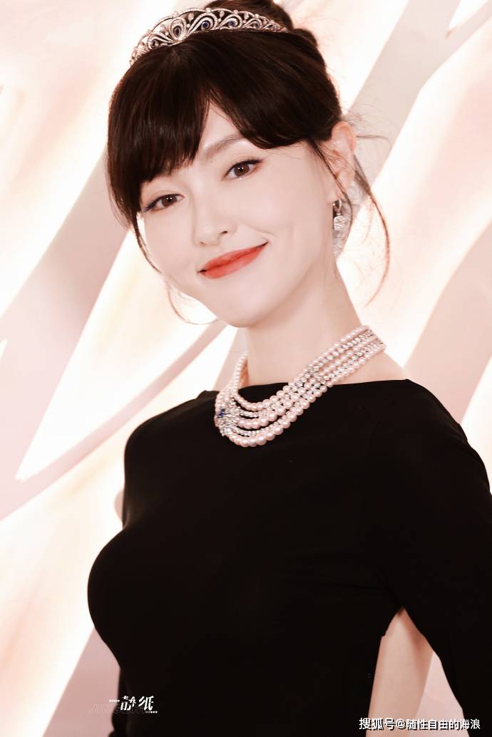 唐嫣出席上海蒂芙尼活动超美黑色露背长裙惊艳全场身材简直太棒啦