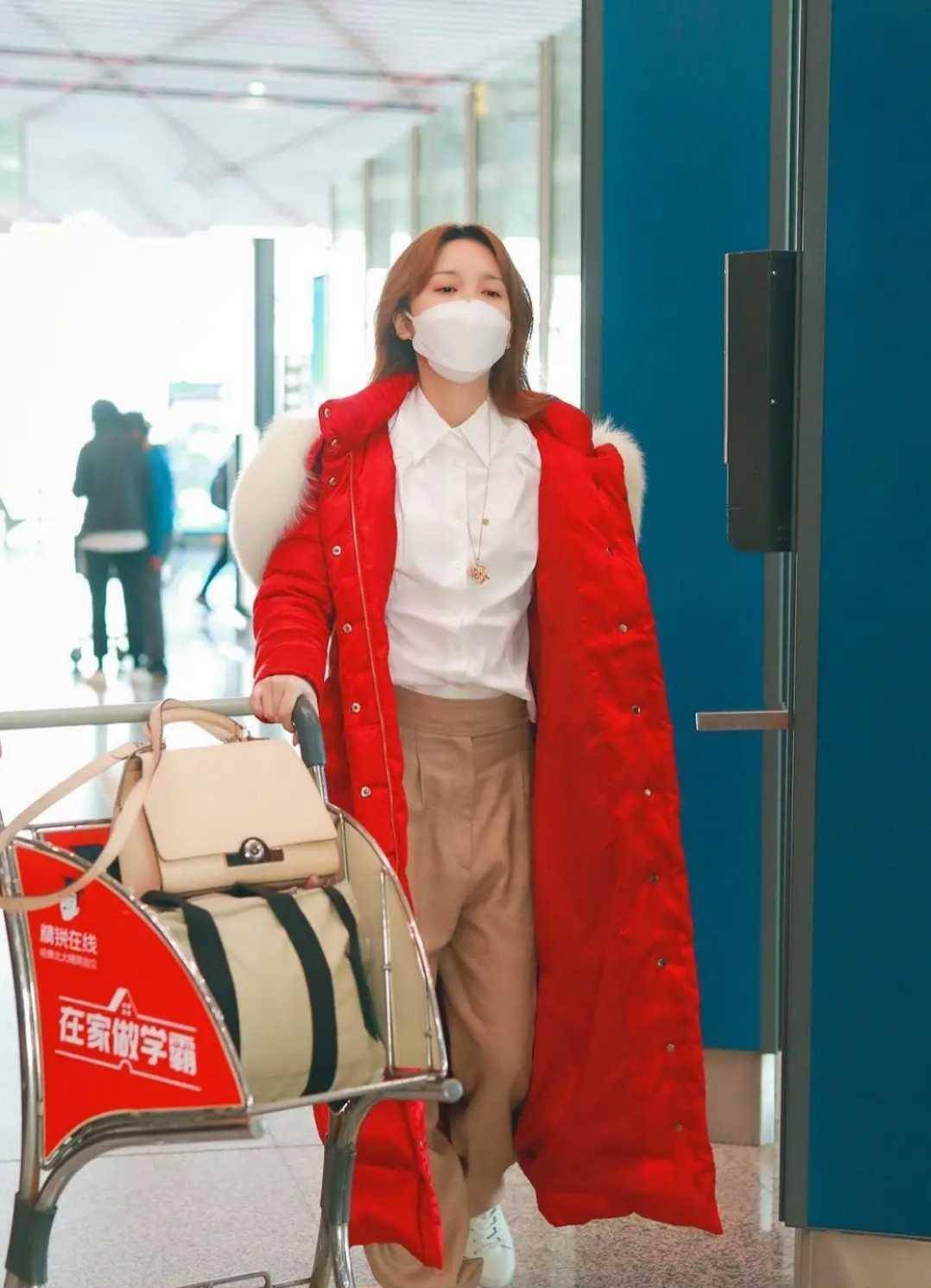 李小璐的衣品太好了穿红色羽绒服配小脚裤走机场清纯又时髦