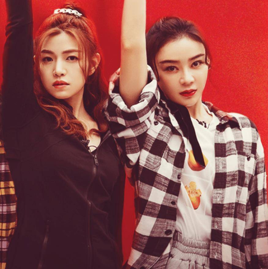 而在节目开播之前,官方都会提前放出姐姐们的战队海报,给了观众更多