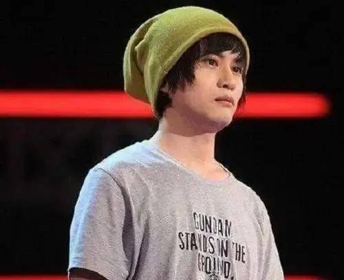 王乃恩由于忧郁深情的气质,再加上精致打扮以及英俊长相颇受女性观众