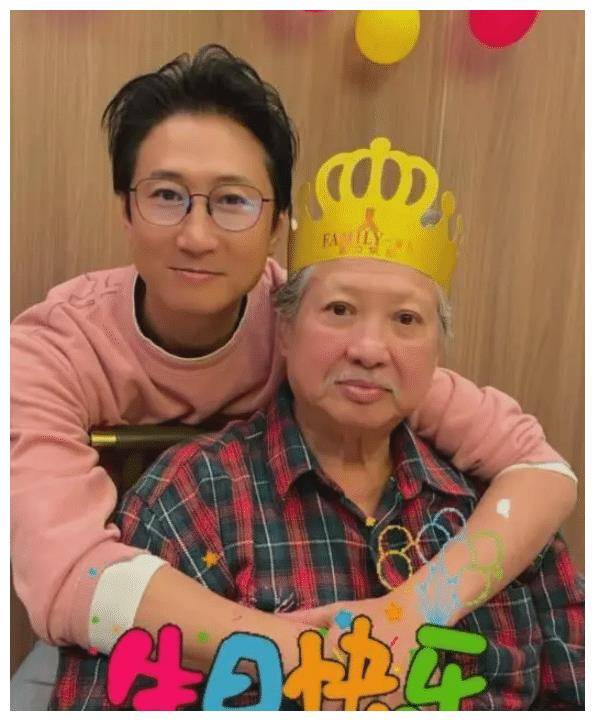 70岁成龙出席活动老太多,头发胡子全白了,几天前好友刚去世!