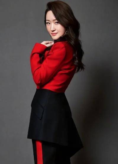 48岁杨钰莹真不显老,红色一字肩连衣裙配长直发,美成"初恋脸"